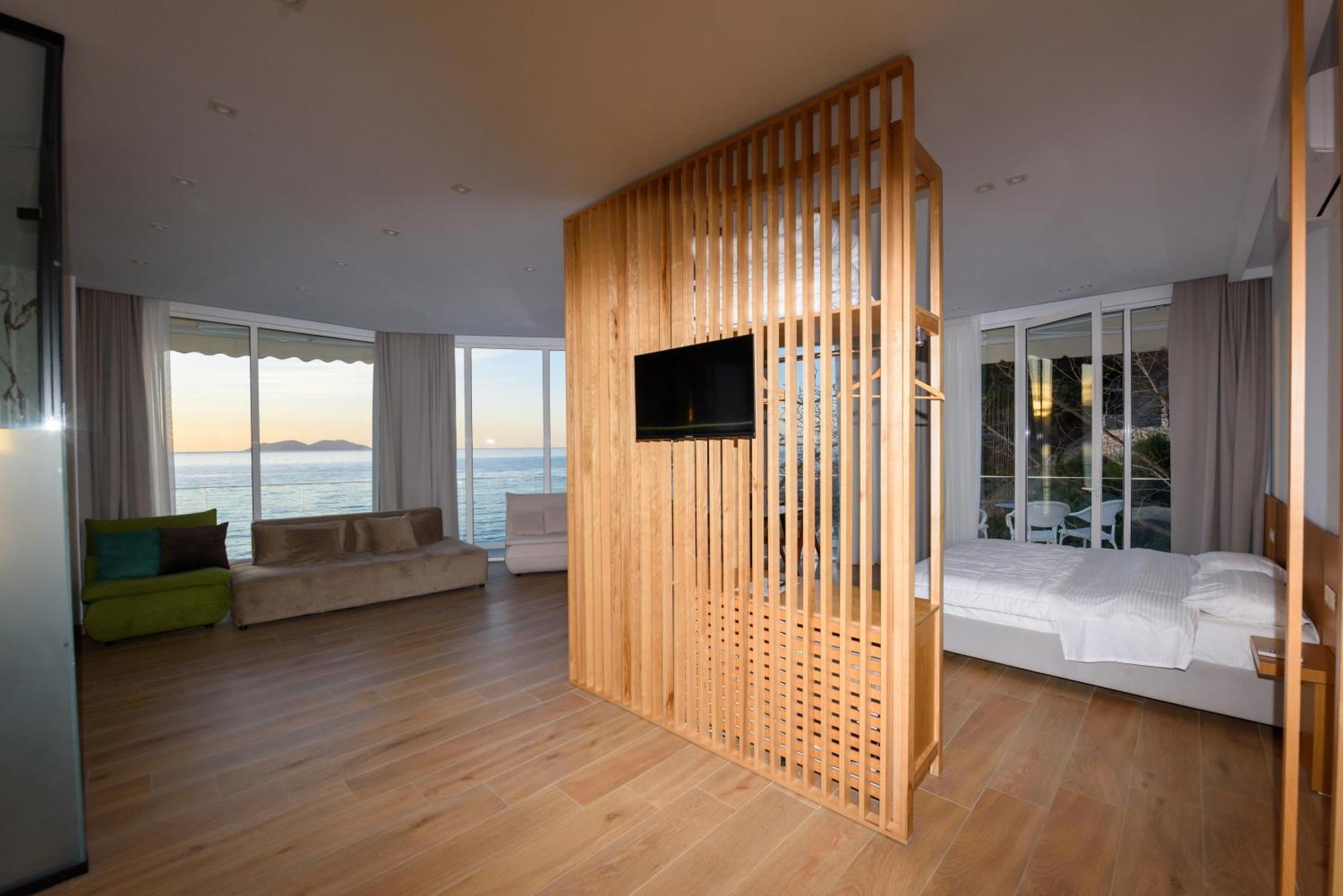 Deluxe Queen Suite