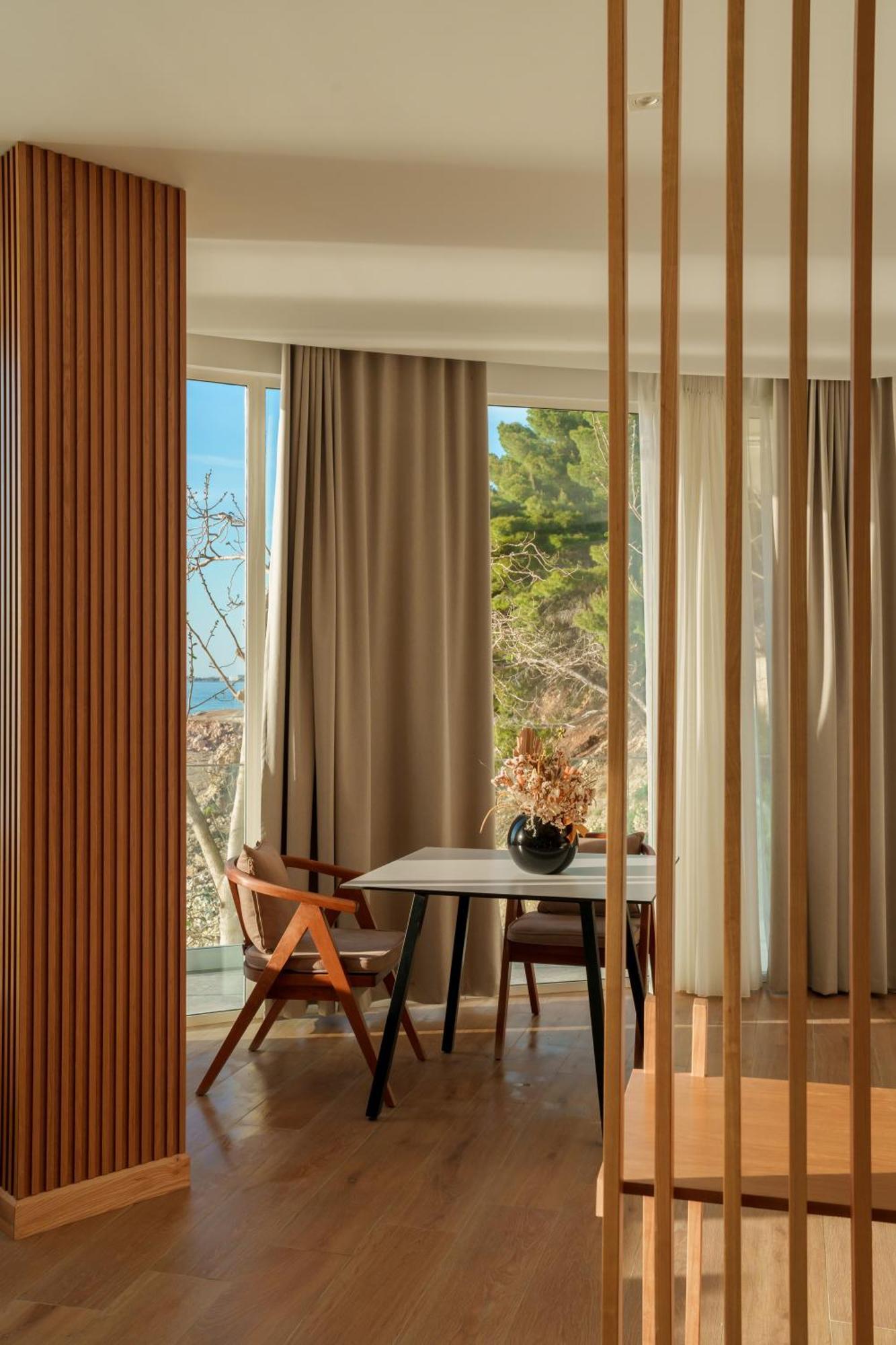 Deluxe Queen Suite
