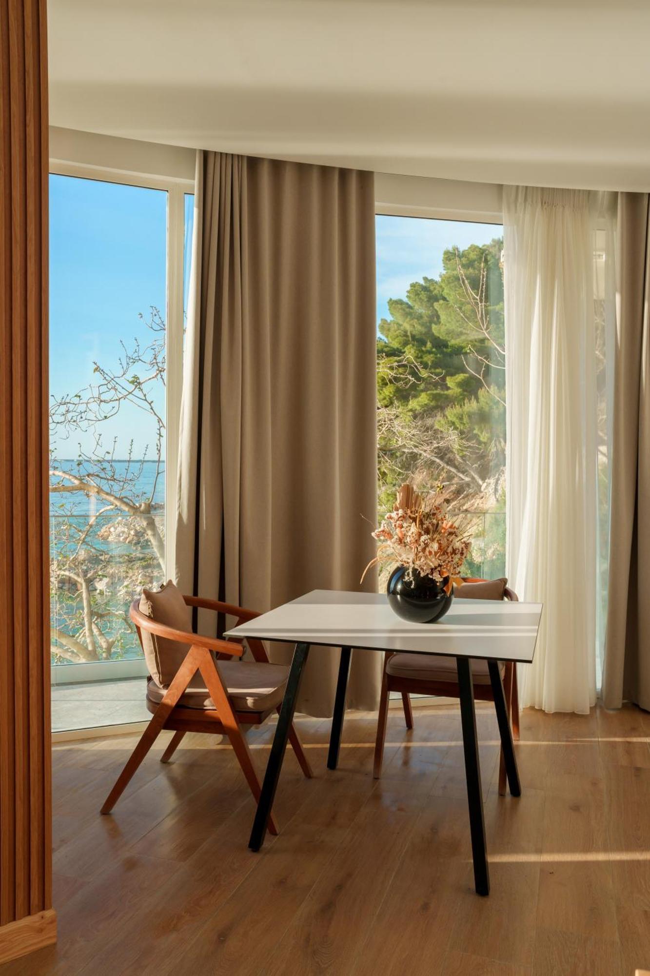 Deluxe Queen Suite