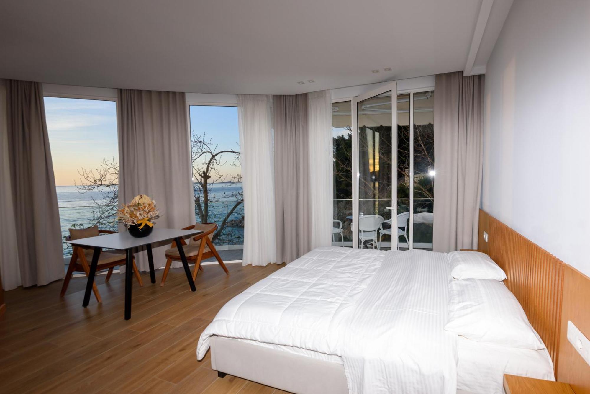 Deluxe Queen Suite
